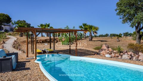 Vila Nova de Cacela, Algarve, offers for sale a magnificent country property with six bedrooms and sea views. This spacious residence features a living room, kitchen, and six bedrooms, four of which are en suite. The south-facing, nature-surrounded v...