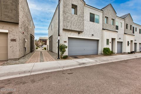Looking for the perfect home in North Phoenix? Look no further than this AMAZING home at 23 North, a gated subdivision located just minutes from the best that Phoenix has to offer for restaurants, shopping, freeways, hiking, and more. There is nothin...