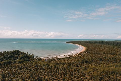 A paradise with one of the beaches voted as the best in Latin America. A unique ecovillage on a 2,700 m² plot with a stunning view of the beaches, consisting of 3 bungalows and a common area in the center consisting of living room, kitchen, dining ro...