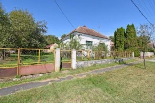 Price: £21,719.00 Category: House Area: 70 sq.m. Plot Size: 2698 sq.m. Bedrooms: 2 Bathrooms: 1 Location: Countryside £21.719 All-in costs, excluding 4% tax Nice house on a (very) wide plot with many opportunities. Former farm and this one needs work...