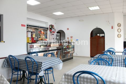 Snack Bar in good condition and operating, located in a busy area all year round, in Portimão. The snack bar comprises a large room with thirty seats, an equipped kitchen, a pantry, two bathrooms for the customers, one bathroom for employees and a te...