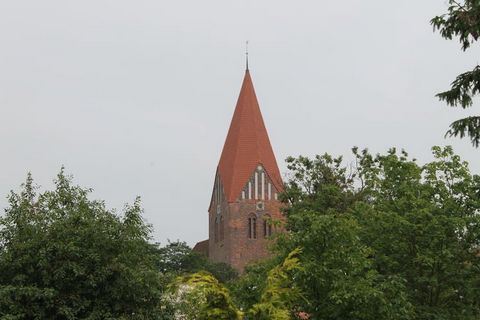 Diese schöne Zweizimmer-Ferienwohnung mit Kirchturmblick befindet sich in einem Wohnviertel der Schloßstadt Klütz unweit der Innenstadt. Der Weg durch den kleinen gepflegten Garten mit gemütlicher Sitzecke und herrlichem Kirchturmblick führt zum Eing...