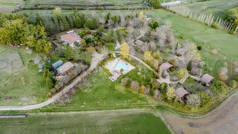 Residential leisure park - In Gascony, halfway between Auch and Agen, we present to you a very beautiful property oriented towards tourist and event reception. It offers up to around 52 beds divided into 10 independent chalets on 4 hectares surrounde...