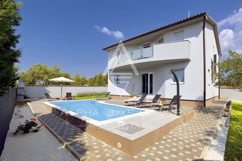 Vodnjan, Istria: Delightful vacation home with pool In the picturesque southern region of Istria, nestled in the vibrant town of Vodnjan, just ten kilometers north of Pula, a delightful vacation home awaits. Known for its breathtaking sea views, exqu...