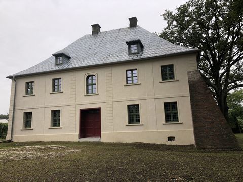 3 buildings: 1 histiric monument (built in 1605), surface area 400 m2 , 1 Stables year 1853; surface 140 m2, almost habitable (masonry, new electricity networks) 1 wooden barn 1 enclosed plot with trees 6168 m2, historical village centre, quiet, clos...