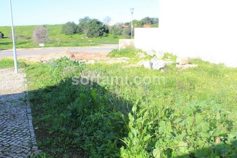 Excellent opportunity, in a quiet area Plot of land in Estômbar, with a project and very well located. Just five minutes from the village of Estômbar and nine km from Praia da Rocha and Portimão. Portimão is one of the most popular tourist destinatio...