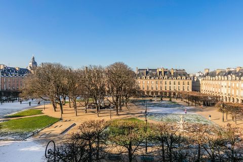 Paris 4th large bright apartment overlooking Place des Vosges. Located on the top floor of an ancient building, traversing spacious apartment of 130 m2 enjoys a scenic view over the Place des Vosges with its gardens. In a building with a digital entr...