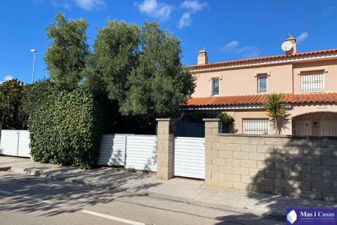 EXCLUSIVE - Detached house of 92m2 of recent construction, with a low floor and pee floor, large, bright and with excel·lent orientation, with a plot of 182m2. On the ground floor there is a day area, which is divided into a living room, independent ...