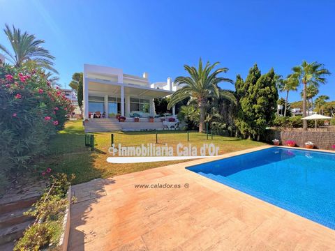 Detached villa for sale in the sought after area of Es Fortí and Caló des Pou beach, Cala d'Or. This property has a privileged location on the seafront and has a tourist licence. The house is built on a plot of approximately 700m2 and has a construct...
