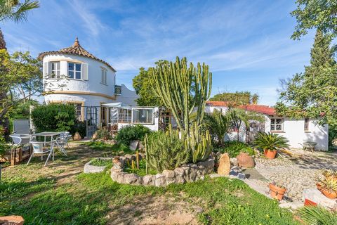 In the heart of the Ria Formosa, this delightful farmhouse property offers huge potential to create a fantastic home in the privacy and peace of a large, 33,160 m2 (8-acre) plot. The property is in need of refurbishment throughout but has many tradit...