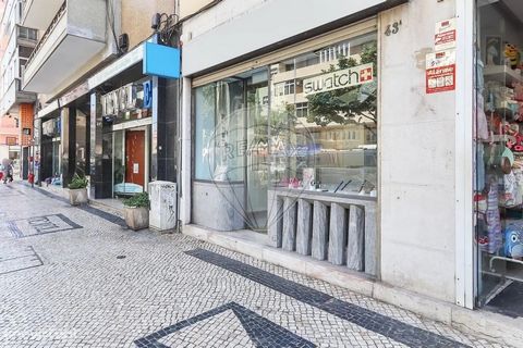 Store on Av. of Rome Are you looking for a store for your business in one of the noblest avenues in Lisbon? I have an excellent opportunity to introduce you. Shop on Avenida de Roma, very close to the metro and the Hotel Roma, with about 30 m2, a bat...