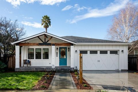 Newly rebuilt in 2017, this California-style home boasts an ideal blend of modern conveniences & warm touches. With an open-concept floor plan, the stunning great room with its coffered ceiling & gourmet dine-in kitchen with Thermador appliances open...