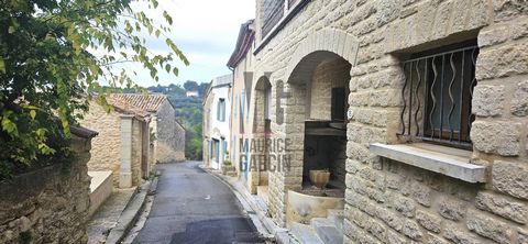 CHARACTER AND AUTHENTICITY for this real estate complex, ideally located in the center of the village of CRILLON-LE-BRAVE with breathtaking views of Mont Ventoux. It consists of a main house of about 188 m2 (3 bedrooms + 1 office), with terrace of ab...
