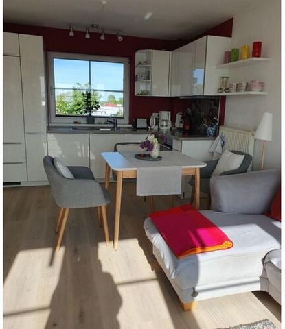 The apartment is located on the first floor u. Lake view from all windows; Ost-West orientation, very bright, French. Balcony. Distribution: hallway, residential area with very well -equipped kitchenette and a comfortable sofa from which one can obse...