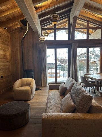 For sale Magnificent new chalet-style flat in Val d'Isère close to the centre in a very quiet area with magnificent mountain views this living space extends to 134 m2 with 4 en suite bedrooms, The communal area has an open-plan kitchen, a ski locker ...