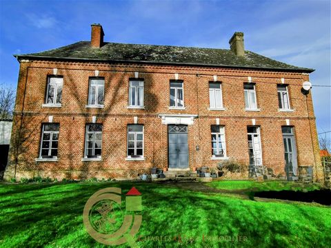 At 10 minutes from Hesdin, ?? this elegant and cosy manor house will charm you with its authenticity and brightness. The rooms are warm and tastefully decorated; there is no work to be done, you can enjoy the place and the calm of a green site.?? Thi...