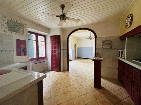 Arlesian house located in the heart of the village. Composed on the ground floor of a bedroom, a room, a workshop and a toilet. On the 1st floor there is a kitchen open to the living room. On the 2nd floor, 1 bedroom with a shower room, a toilet and ...