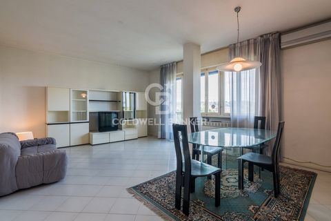 Riccione Paese - En las cercanías de Viale Ceccarini, presentamos a la venta un luminoso apartamento de unos 100 metros cuadrados comerciales, con doble exposición y vista al mar. El apartamento consta de entrada a un amplio y luminoso salón con balc...