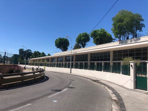 13011 MARSEILLE - BLOCK SALE OF AN OFFICE BUILDING with a surface of about 607 m2 in the DRC divided into 6 gross lots, with 18 parking spaces in total, all fenced. Close to motorway access and tertiary parks with many companies. Price € 1,615,900 ex...