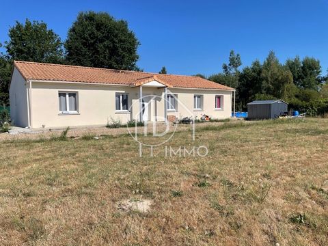 EXCLUSIVELY AT ID IMMO House of 139m2 in second line on 3000m2 of land close to shops and without vis-à-vis. Large living room / living room with open kitchen of about 60m2 in the center of the house. A master suite with bathroom and dressing room of...