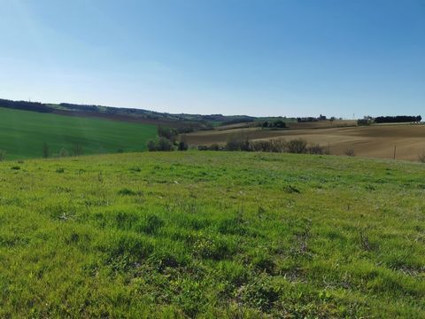 10 minutes from Isle Jourdain come and visit this flat land of 887 m2 facing south with an unobstructed view of the countryside. It will be fully serviced and will benefit from the sewer. Able to accommodate all types of projects, it is waiting for y...