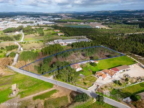 Terreno Urbanizável com 15708m2 em Caldas da Rainha! Terreno urbanizável na E.N .360 - Estrada da Foz. São três artigos com um total de 15708m2.  Já contou com um projeto aprovado para espaço de eventos, restaurante e bombas de gasolina. Localizado n...