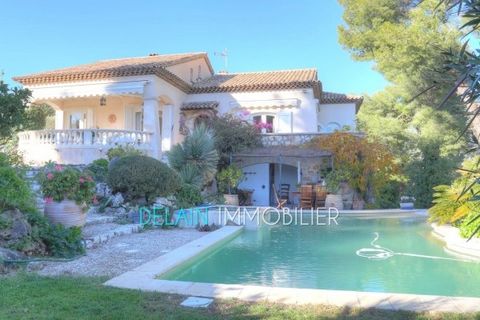 ST-PAUL-DE-VENCE. Les Hautes Gardettes Dieses schöne Gebäude in Saint Paul de Vence in dominanter Lage mit Meerblick und in einer ruhigen Wohngegend wurde 1952 mit besonderer Sorgfalt erbaut. Dieses charaktervolle Haus ist über einen vollen Keller ge...