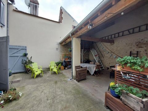 Located in the town of Saint-Satur, 5 minutes from Sancerre and 10 minutes from Cosne-sur-Loire; we offer you this 151m² house completely renovated with courtyard, outbuilding and small plot of land. Main assets: close to all amenities, school and co...