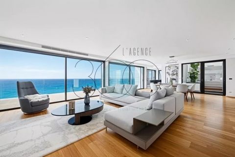 We zijn verheugd om dit weelderige penthouse in de directe omgeving van Monaco te presenteren, met een onvergelijkbaar uitzicht op zee over de baai van Roquebrune en Monte-Carlo. Gelegen op de bovenste verdieping van een nieuw, eigentijds gebouw met ...