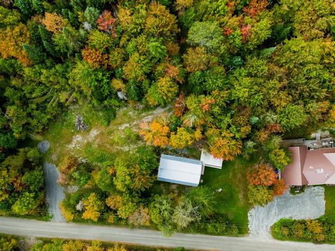 Terrain boisé exceptionnel de 100 000 pieds carrés, situé sur le chemin des Pipelines, à quelques minutes du village de Potton et des douanes américaines. Ce terrain comprend une grange raccordée à Hydro-Québec. Vente de terrain seulement Cette inscr...