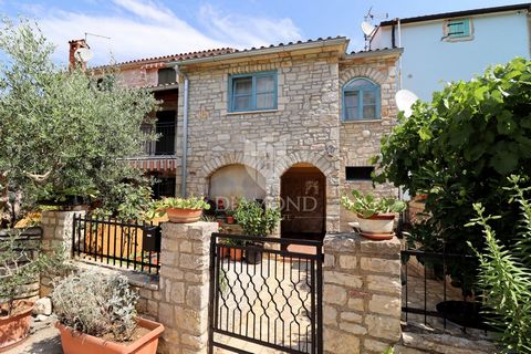 Location: Istarska županija, Poreč, Poreč. Istrisches Steinhaus in der Nähe von Poreč. Nur 4 km von der Stadt Poreč entfernt steht dieses autochthone Reihenhaus aus Stein zum Verkauf. Das Haus liegt in einer ruhigen Gegend, nur fünf Autominuten vom Z...