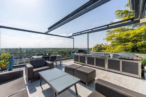 Superbe maison de 8 pièces ouvrant sur 3 grandes terrasses et un jardin avec une magnifique vue panoramique sur l'île d'Herblay et sur Paris. Entièrement rénovée par un architecte, cette maison exposée plein sud offre de beaux volumes lumineux et des...