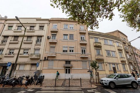 Apartamento T2 com logradouro, localizado na Penha de França, remodelado há 10 anos. Este imóvel apresenta uma cozinha totalmente equipada e janelas em PVC com vidro duplo, assegurando conforto térmico e acústico. Inserido num prédio de 1951, em exce...