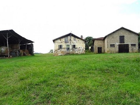 Corps de ferme constitué d'une ancienne maison d'habitation 100 m² environ à rénover entièrement, d'une grange 100 m² et d'un petit hangar/abri. Lot de plusieurs parcelles agricoles composant un ensemble d'une superficie totale de 22 ha environ. Terr...