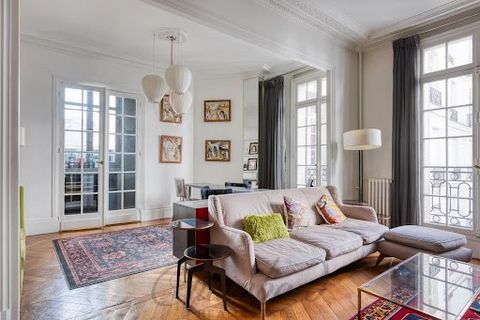 Magnifique appartement situé au 4ème étage d'un immeuble ancien de très bon standing, cet appartement de 88m2 est un véritable bijou. Il se compose d'une entrée accueillante, d'une spacieuse salle à manger et d'un salon lumineux, ainsi que de deux ch...