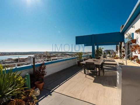 Fantástico apartamento con terraza, vistas al mar, al río y a la ciudad Este apartamento ha sido totalmente reformado con mucho gusto y con buenos materiales. Consta de un dormitorio en suite con ducha y armario empotrado, un dormitorio también con a...