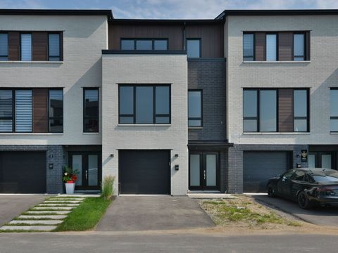 Cette superbe maison de ville de 3 étages, à l'architecture moderne et contemporaine, est située dans le quartier recherché du projet résidentiel l'Albatros à Saint-Eustache. Ce développement de maisons de ville et de maisons unifamiliales est constr...