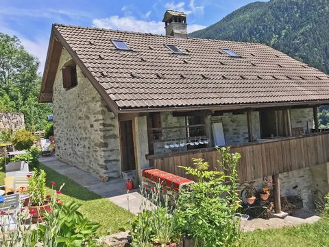 5-room house with dry-stone walls, for sale furnished. It has a view of Monte Rosa. The village of Canfinello is 30 km from Domodossola. The bus stop is 100 m away, and shops and schools are 3 km away. The cross-country ski trail is 3 km away and the...