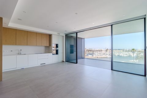 Este sofisticado e novíssimo apartamento está localizado ao lado da animada Marina de Lagos e a uma curta distância do centro histórico da cidade, bem como da Meia Praia. Com um design elegante e moderno, com cozinha em conceito aberto que se integra...