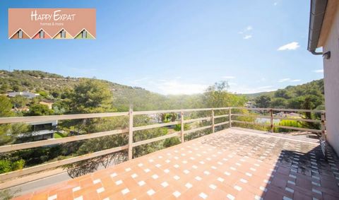 Découvrez cette maison d’angle caractéristique située sur un généreux terrain de 1 000 m², offrant un grand espace extérieur et des possibilités d’extension infinies. Situé à Mas Alba, près de Sitges. La maison ellemême offre 203m² de surface constru...