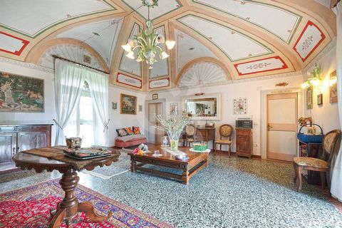 Elegante historische Villa mit großem Grundstück und Nebengebäude Strada Piscin di Polvere Diese prächtige zweistöckige historische Villa befindet sich in ruhiger Lage an der Strada Piscin di Polvere und bietet 310 m2 Wohnfläche, umgeben von 30.000 m...