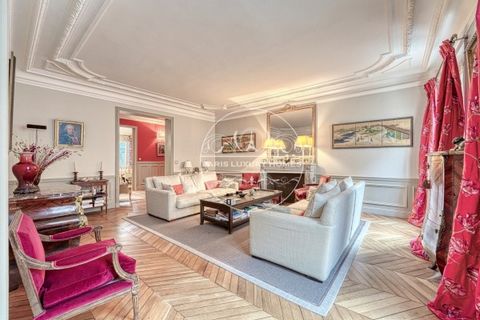 TE KOOP PARIJS 8TH - FAUBOURG SAINT HONORÉ - LUXE EIGENDOM - Gelegen aan de rand van Avenue Hoch, Place de l'Étoile en Parc Monceau, in een prachtig condominium dat perfect wordt onderhouden en beveiligd met conciërge, bieden wij dit prachtige ontvan...