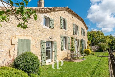 Cette magnifique maison en pierre calcaire offre une vue imprenable depuis toutes les pièces. La finition de haute qualité est complétée par un chauffage par le sol (rez de chaussée uniquement) et une cuisine ouverte qui se connecte de manière transp...