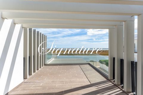 Het aantal plaatsen in de Algarve waar je echt aan het water kunt wonen, is zeer zeldzaam. Dit is er een van! Ria View biedt een betoverende collectie van 27 gloednieuwe appartementen, ontworpen door het gerenommeerde architectenbureau Fragmentos. Me...