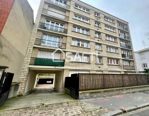 Vincennes. Appartement sécurisé de 43.81m2 Carrez située au 1er étage /5 d'un immeuble sécurisé. 15min à pied : RER Vincennes / Ligne 1 Chateau de Vincennes / Ligne 9 Croix de Chavaux. Stationnement facile sur la rue. Pas de vis à vis. Composition : ...