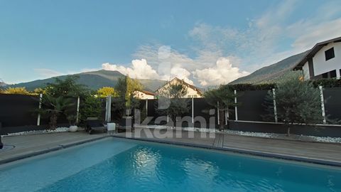 Dans une impasse découvrez cette maison familiale de 200 m2 utiles. Orientée sud-est, elle offre 4 grandes chambres, un séjour lumineux ouvert sur une cuisine moderne, et une vaste terrasse avec piscine chauffée et couverte. Les trois chambres de l'é...