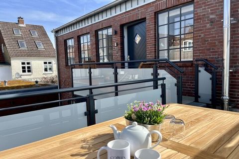 El loft en sí es atípico en Friedrichstadt. En 2023 se construyeron dos encantadores apartamentos tipo loft de alta calidad en un antiguo taller en el patio trasero. Este loft se encuentra en el primer piso con una pequeña terraza en la azotea donde ...