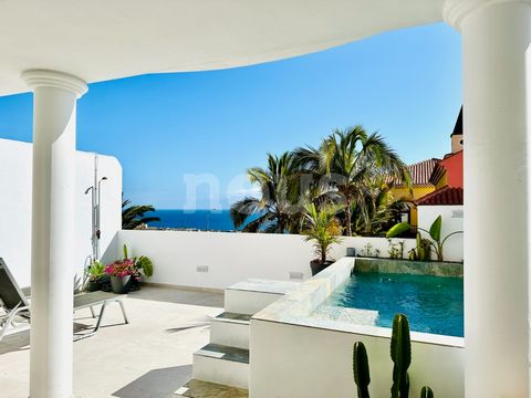 Riferimento: 04197. Elegante villa bifamiliare con vista mare e piscina privata sulla rinomata Playa Paraíso.    Distribuito su due piani, il piano terra è composto da un luminoso soggiorno, cucina e bagno di servizio, oltre ad un ampio terrazzo cope...