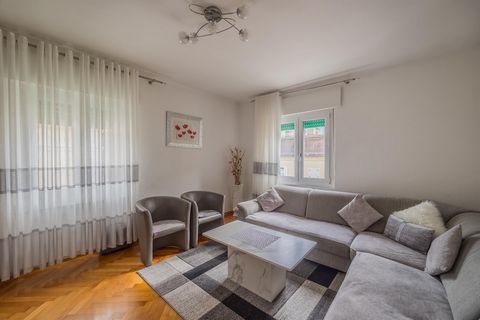 For sale is a well-maintained third-floor attic apartment, located just a few steps from Merano's arcades in the heart of the city of Merano. The apartment currently offers a great deal of space: the living room, two bedrooms, a separate kitchen and ...