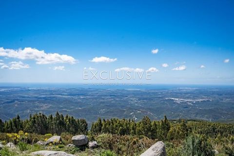 Un grand potentiel est le meilleur titre pour cette propriété située à Monchique, Algarve, sud du Portugal. Le terrain se trouve à 800 mètres au-dessus du niveau de la mer et offre une vue imprenable sur toute l'Algarve. Il est situé sur une pente or...